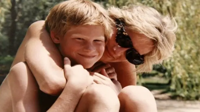 Pangeran Harry dan Putri Diana ketika liburan, merupakan salah satu foto yang tak pernah dipublikasikan.