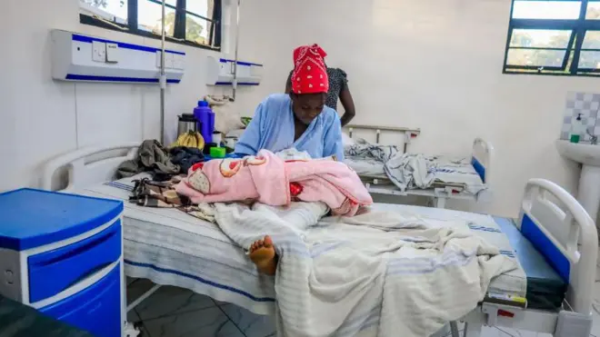 Ọmọ ikoko ati iya rẹ nile iwosan