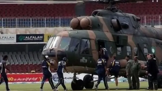 ප්‍රහාරයෙන් අනතුරුව ශ්‍රී ලංකා කණ්ඩායම සුරක්ෂිතව රැගෙන යාමට ක්‍රීඩාංගනයට පැමිණි හමුදා හෙලිකොප්ටරය