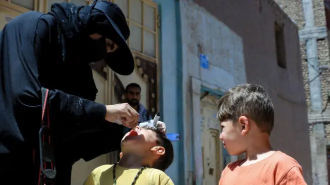 قطره خوراکی فلج کودکان در هرات توسط واکسیناتور زن در هرات