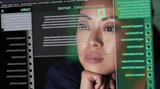 Mujer frente a una pantalla