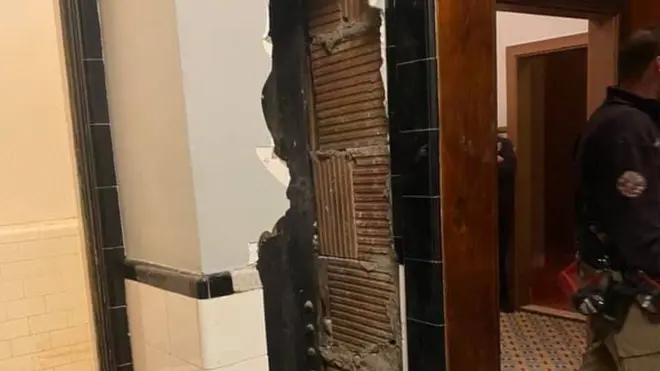 حطمت فرق الإنقاذ جدران في المسرح لإنقاذ الرجل الذي كان عالقا بينه