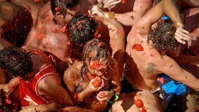 İspaniyada La Tomatina kimi yay festivalları insanlara istirahət etmək imkanı verir