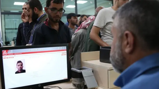 11 Eylül 2017'de Hatay'ın Reyhanlı ilçesindeki Cilvegözü Sınır Kapısı'nda Kurban Bayramı'ndan sonra memleketlerine dönen Suriyelilerin giriş ve çıkışlarında alınan güvenlik önlemleri.