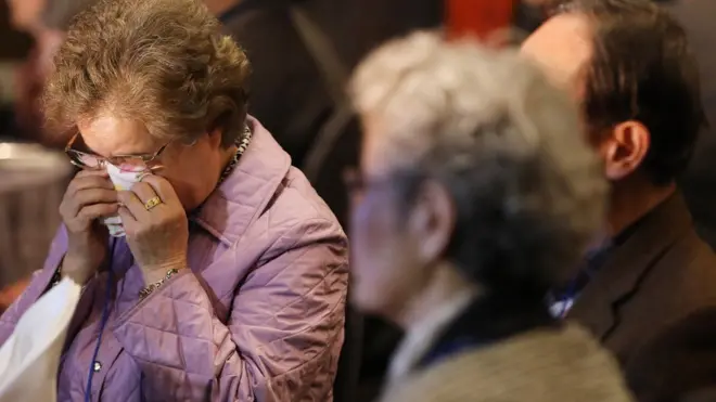 지난 4월, 헤어진 가족을 만나지 못한 한 이산가족이 북에 있는 가족을 생각하며 흐르는 눈물을 닦고 있다