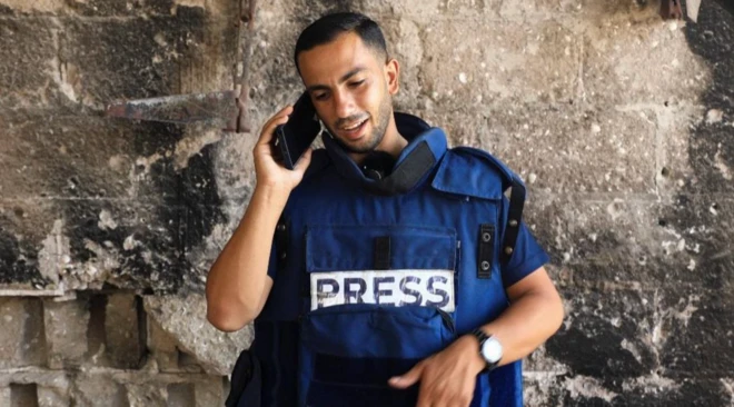 El Cezire muhabiri Enes Şerif, telefonla konuşurken görülüyor.