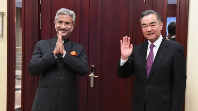 两国外长目前都在莫斯科出席上海合作组织外长会议。