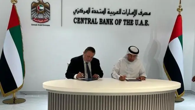 محافظا البنك المركزي والإماراتي يوقعان الاتفاقية