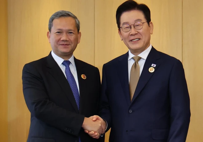 이재명 한국 대통령과 훈 마네트 캄보디아 총리가 27일 말레이시아 쿠알라룸푸르 한 호텔에서 악수하고 있다