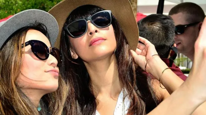 فتاتان من جيل الألفية تلتقطان صورة سيلفي