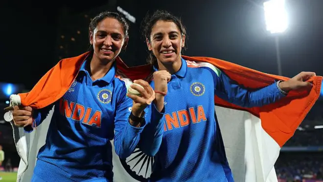 हरमनप्रीत कौर (बाएं) और स्मृति मंधाना भारतीय महिला टीम के विश्व कप जीतने का जश्न मनाते हुए (तस्वीर: 2 नवंबर, 2025)