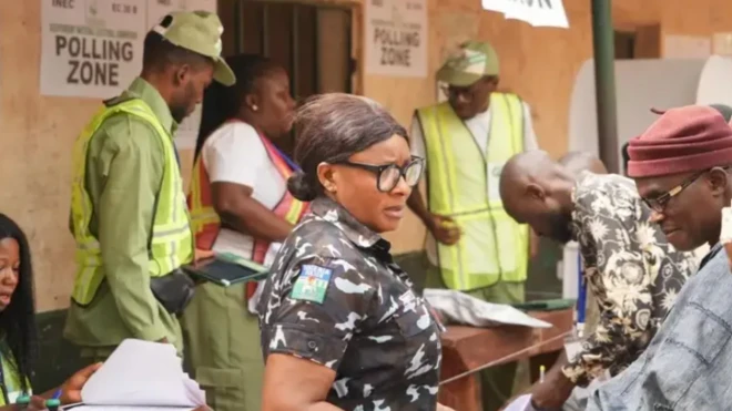 Awọn oṣiṣẹ eleto idibo INEC ati awọn ọlọpaa