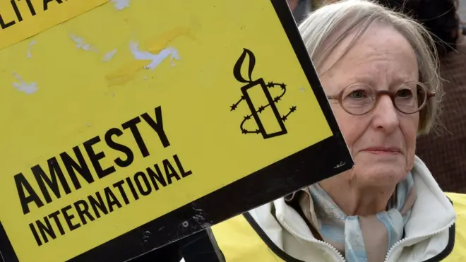 Логотип Эмнести