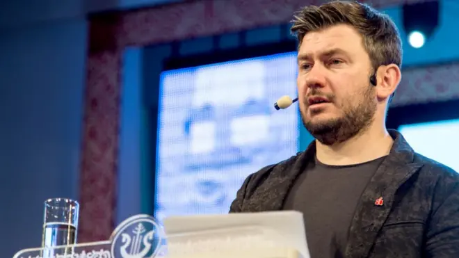 еще год назад Дмитрий Глуховский читал "Тотальный диктант" в Якутске