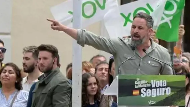 स्पेन की वॉक्स के नेता सैंटियागो अबास्कल