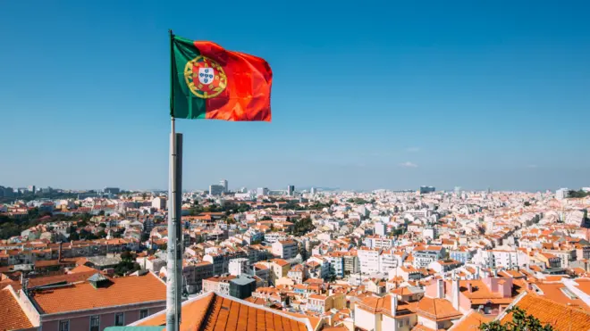 bandeirajogos azarPortugal com Lisboa ao fundo 