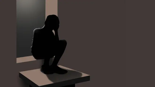 Anak dengan gangguan depresi membayangi pemikiran serius yang duduk di jendela