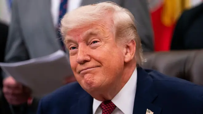 Дональд Трамп с ухмылкой на лице