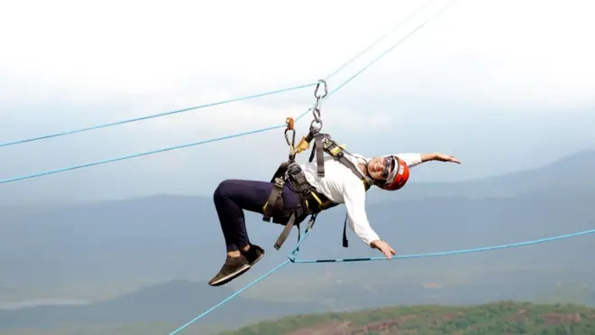 කුඩා කාලයේ සිට තමන්ගේ සිතේ ඇතිවූ එම ආශාව සපුරා ගැනීමේ ත්‍රාසජනක අභියෝගාත්මක ඉලක්කයක් කරා යන කාන්තාවක් සමග සාකච්ජා කිරීමට බීබීසී සිංහල වෙත අවස්ථාව හිමිවිය.