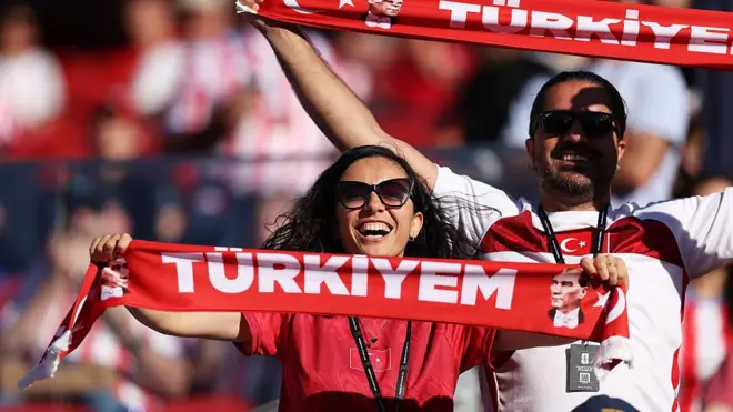 Türkiyem yazılı banner tutan taraftarlar. 