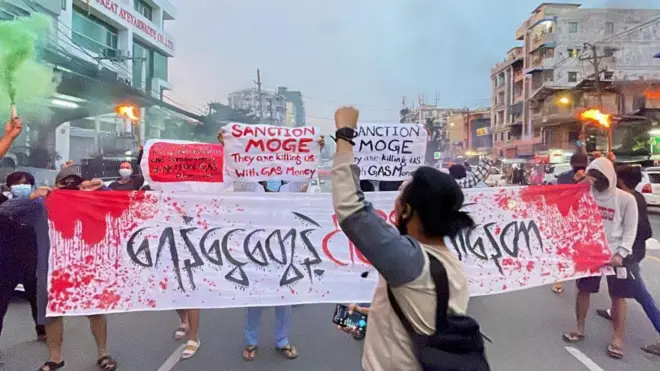 MOGE ကို အရေးယူပိတ်ဆို့ဖို့ ပြည်တွင်းဆန္ဒပြတောင်းဆိုခဲ့မှု (ပုံဟောင်း)