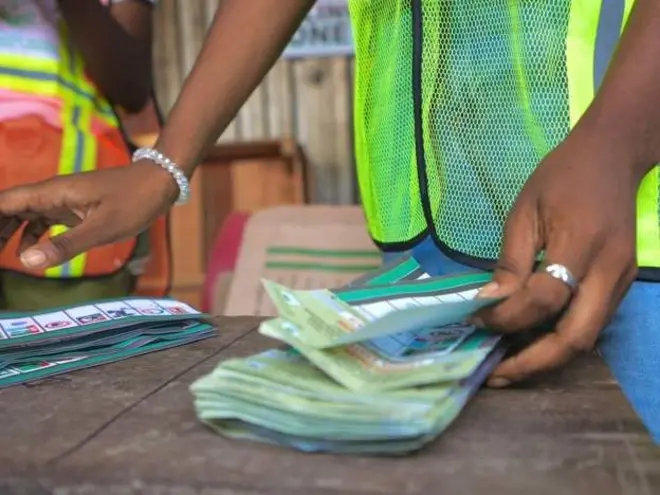 Onye ọrụ Inec na-ele ngwaọrụ ntuliaka n'afọ 2023