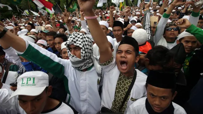 Para demonstran menggelar aksi menentang Basuki Tjahaja Purnama pada 14 Oktober lalu.