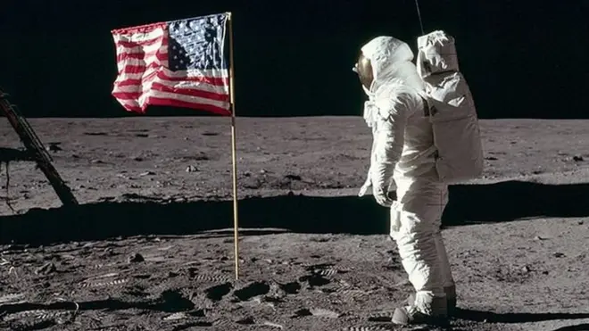 చంద్రుడిపై అడుగుపెట్టిన నాసా వ్యోమగామి