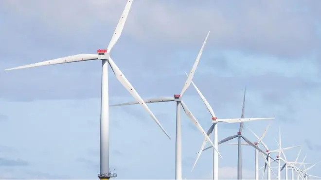 طواحين الهواء في مزرعة للرياح في انجلترا