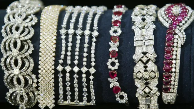 "Оскаровская" коллекция Гарри Уинстона, его магазин в Париже дважды подвергался ограблениям - в 2007 и 2008 годах.