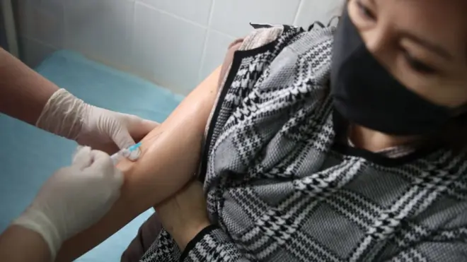 Việt Nam và ASEAN mua vaccine ở đâu?