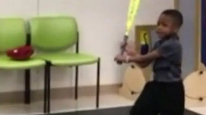 Beysbol oyanyan oğlan