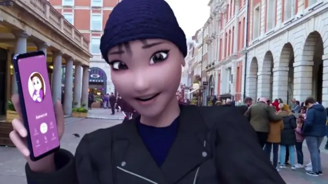 Не всі віртуальні влогери базуються в Японії. Амі Ямато, який розмовляє двома мовами, "живе" в Лондоні та спілкується зі своїми фанатами не тільки в YouTube