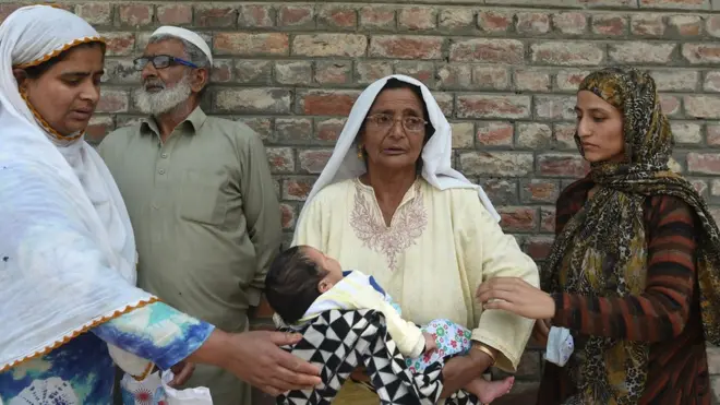 ایک کشمیری خاندان سرینگر کے ایک پولیس سٹیشن کے باہر اپنے زیرِ حراست رشتے دار سے ملنے کے لیے کھڑا ہے