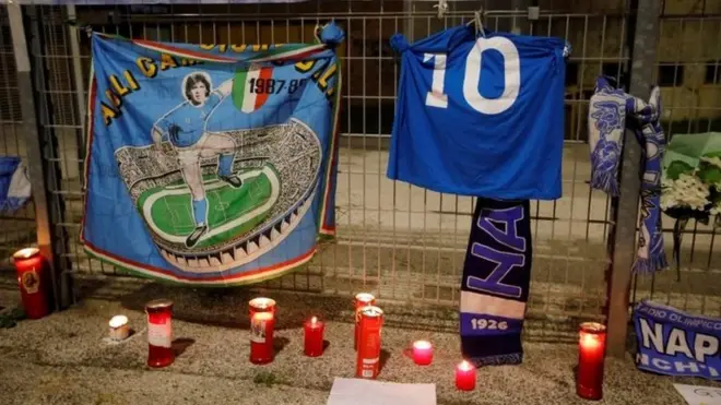 Napolililer Maradona'nın yasını tutuyor