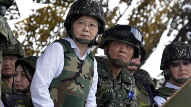 Nữ Thủ tướng Thái Anh Văn trong buổi thị sát quân sự