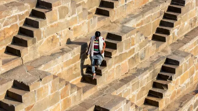 印度、阶梯水井、水、井、月亮井（图片来源：Alex Ogle/Getty）