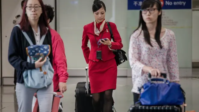 Maskapai penerbangan yang berbasis di Hong Kong itu telah menyetujui aturan yang menyebutkan bahwa pramugari dapat memilih untuk mengenakan celana panjang.