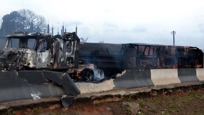 Un camion-citerne a pris feu dans la plus grande ville du Nigeria, Lagos, tuant au moins neuf personnes, selon les autorités.