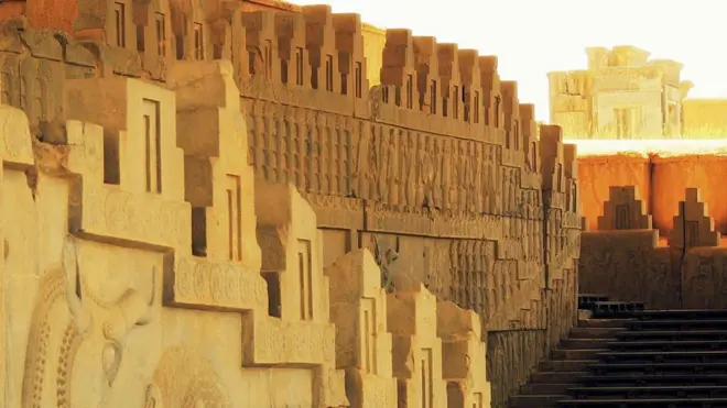 Restos del salón principal del complejo Takhte Jamshid, Persépolis, que fue la capital del imperio persa aqueménida hasta que Alejandro Magno la redujo a escombros.