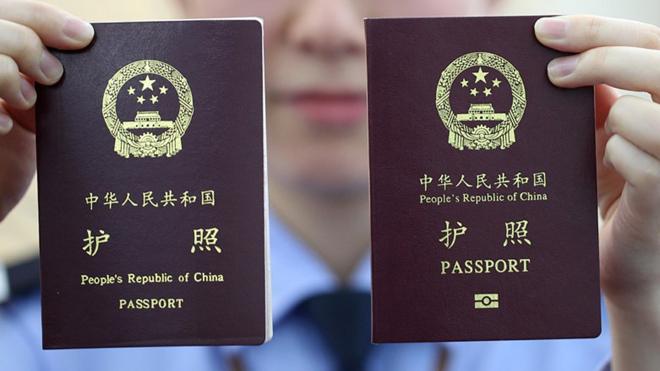 现行中国电子护照（右）与电子化前的中国护照（左）（中新社资料图片）