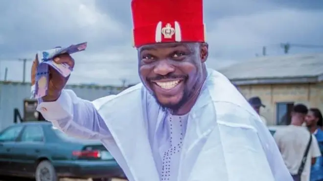 Gbajumọ oṣere tiata Olarenwaju Omiyinka tawọn eeyan mọ si Baba Ijesha wa agbada funfun pẹlu fila pupa lori