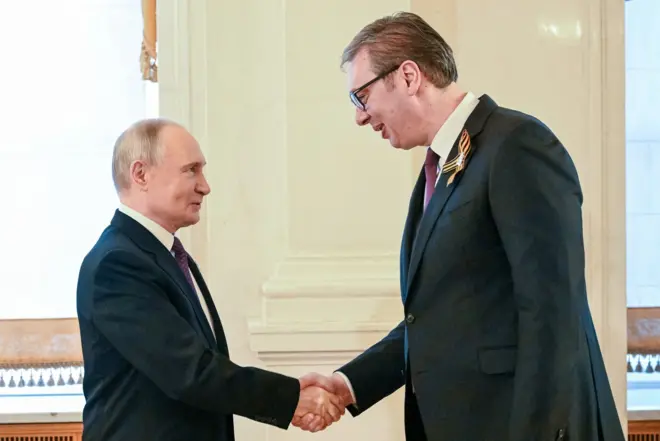 Vladimir Putin levo i Aleksandar Vučić desno rukuju se