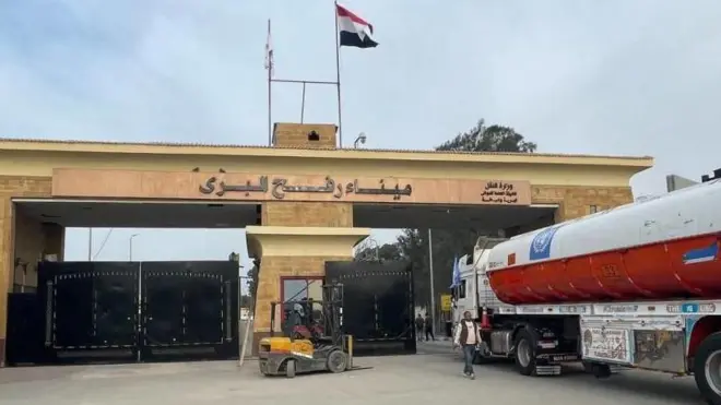 شاحنة وقود تعبر من معبر رفح