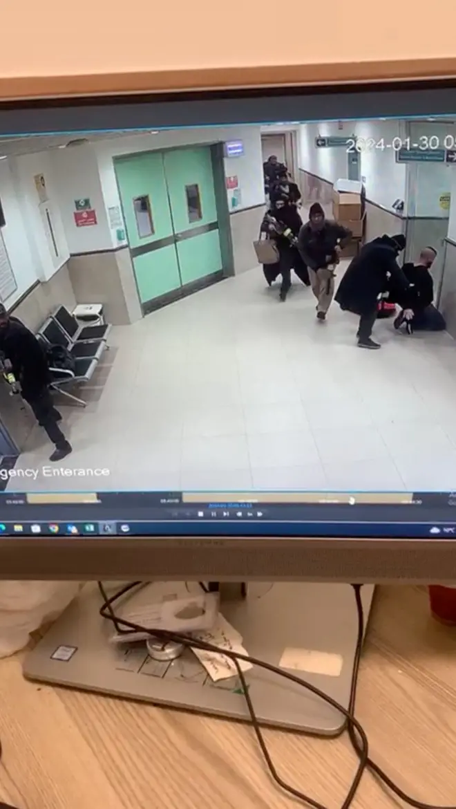 قتل عناصر من القوات الإسرائيلية تنكّر بعضهم بلباس مدني فلسطيني أو كممرضين ثلاثة فلسطينيين داخل مستشفى في مدينة جنين. مراسلة بي بي سي في جنين إيمان عريقات تنقل لنا الصورة