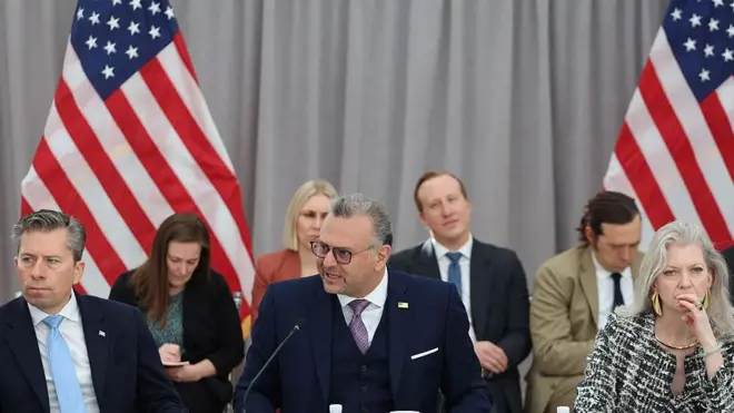 مسعد بولس (وسط الصورة)