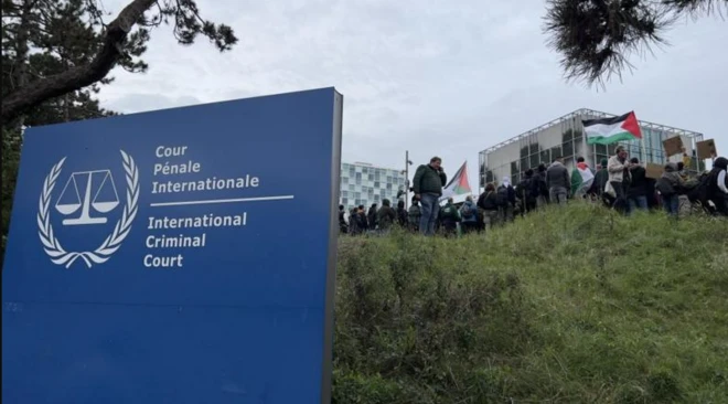 من أمام المحكمة الجنائية الدولية في لاهاي