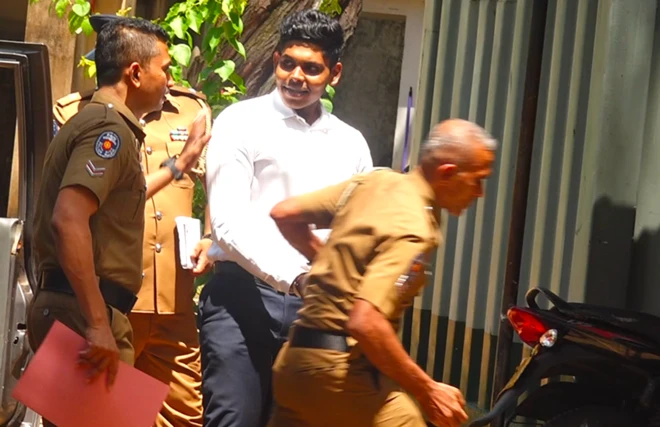 හිටපු අමාත්‍ය ශාන්ත බණ්ඩාරගේ පුත්‍රයා අධිකරණයට රැගෙන ආ අයුරු.