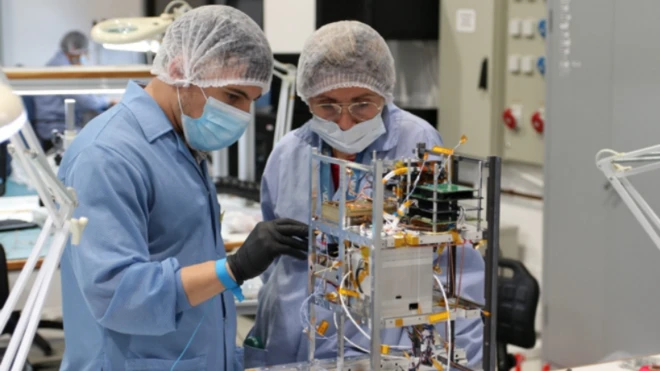 Alguno de los miembros del proyecto Atenea mientras construían el satélite.