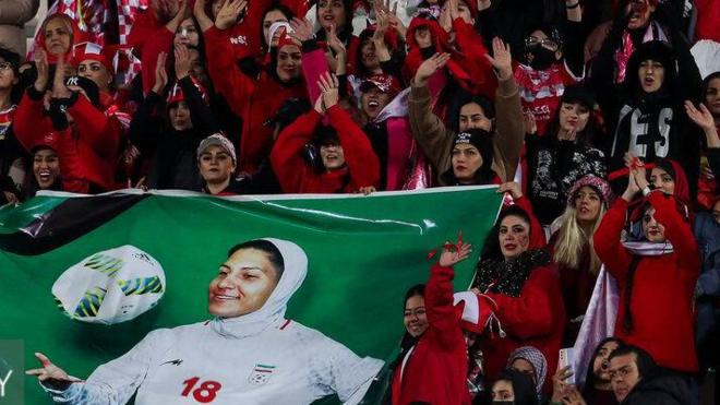 عکس ملیکا محمدی در دست هواداران پرسپولیس